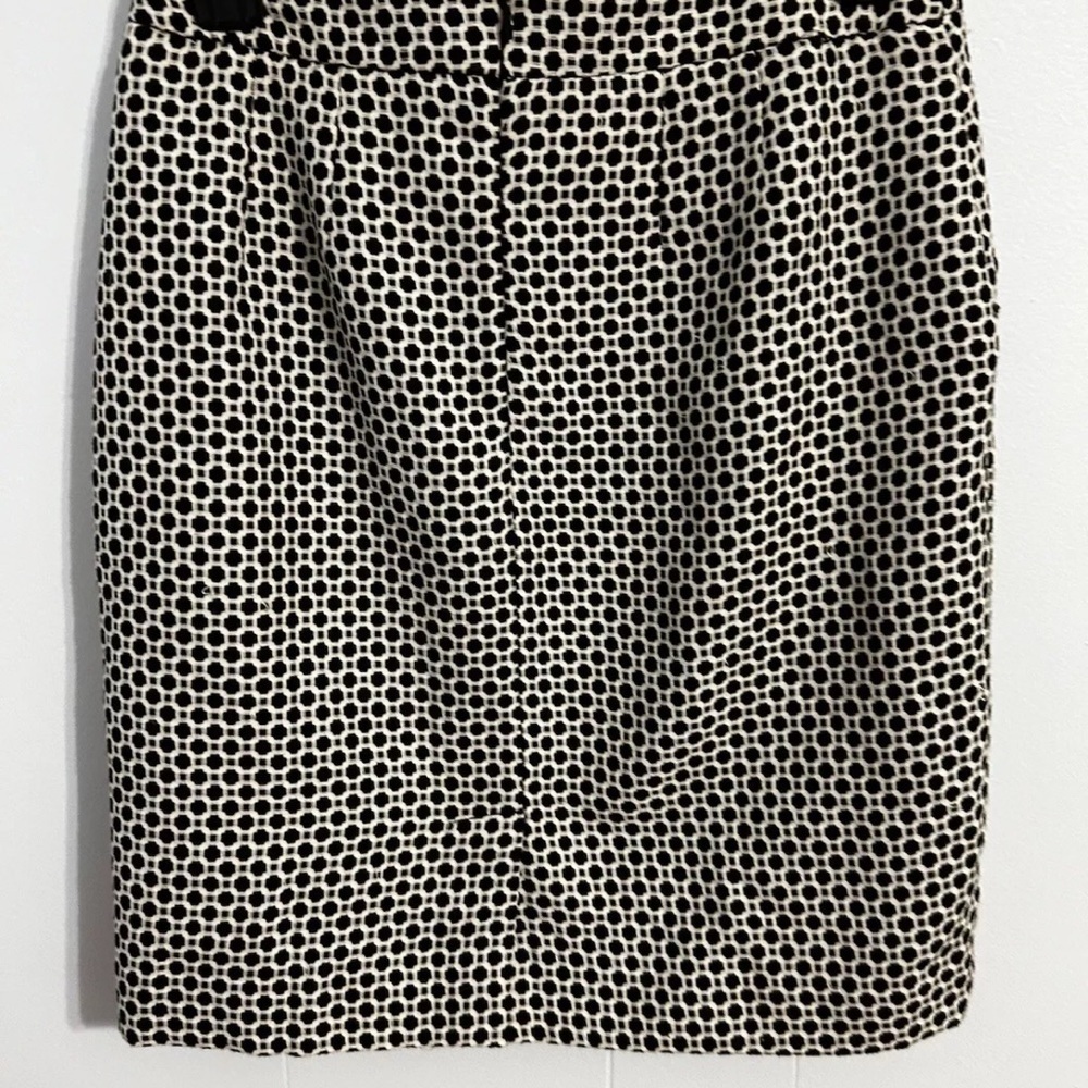 Women’s Loft size 0 business/ dress  skirt. Black and‎ white pencil skirt. - Picture 5 of 10